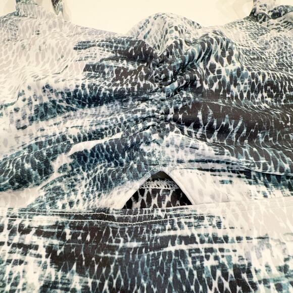 Fabletics Kenzie Sports Bra Womens Medium Snake Print Peek-A-Boo Performance NWT - Picture 7 of 10